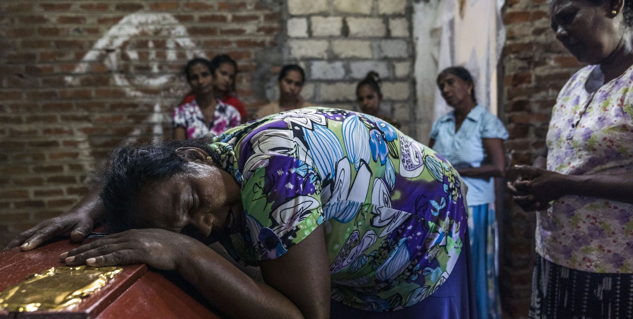 Kvinde i Sri Lanka sørger over sit voldsomme tab påskedag, hvor flere hundrede mennesker mistede livet. Foto: Scanpix.