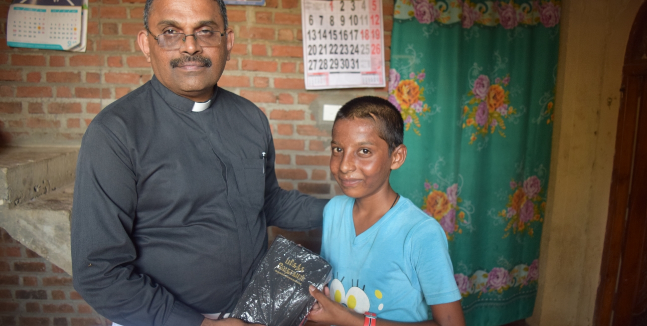 Sri Lanka dreng får bibel. Foto: Sri Lankas Bibelselskab