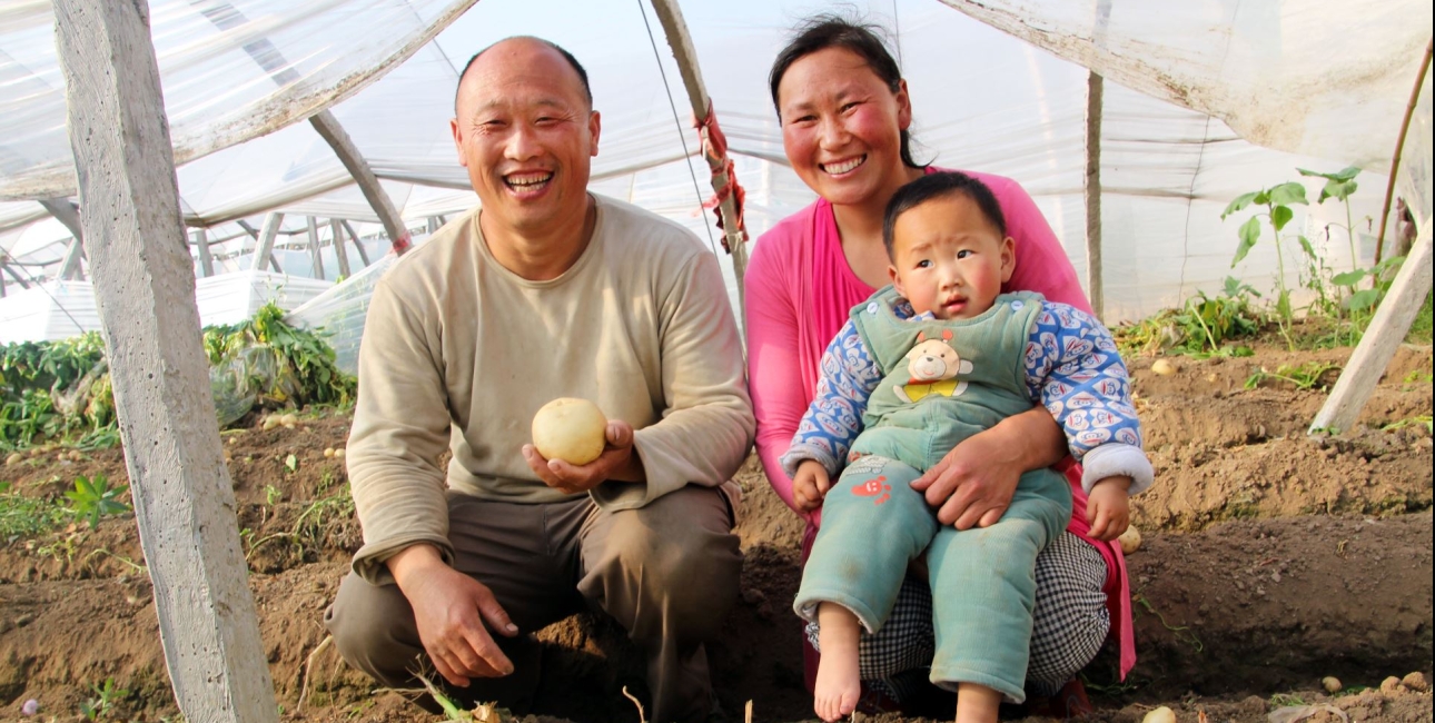 Hou Gangyo + familie. Foto: De Forenede Bibelselskaber
