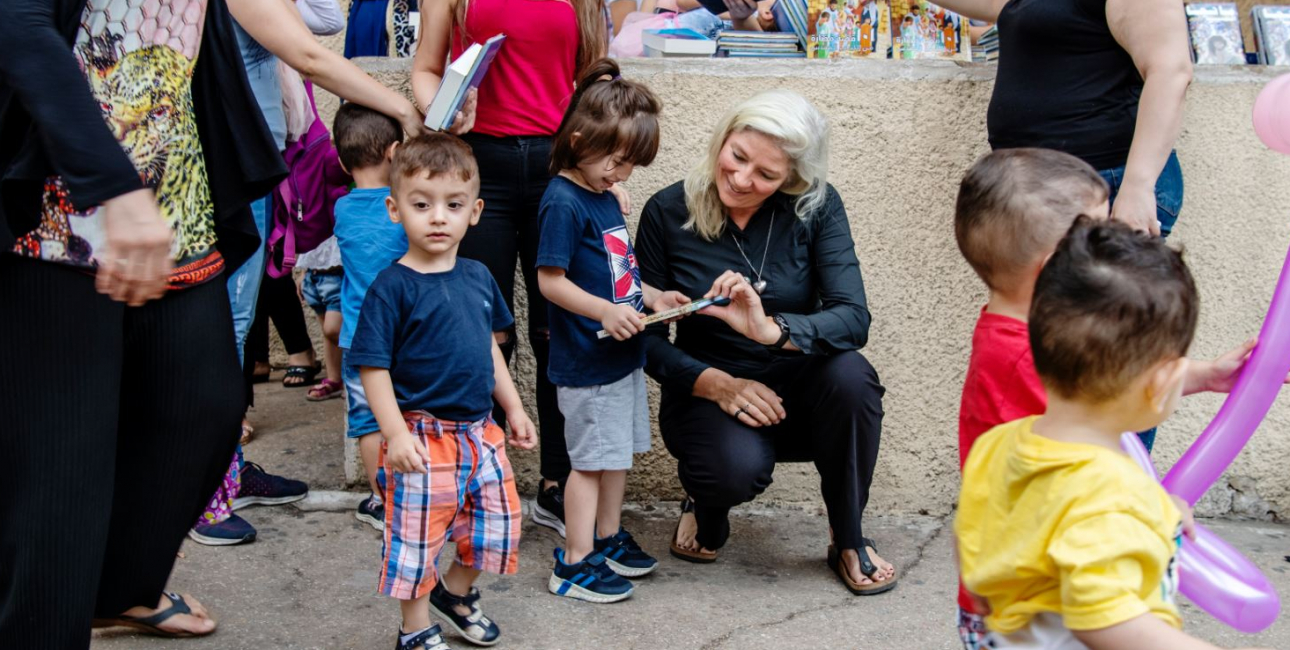 Synne uddeler børnebibler i Libanon. Foto: Les Kaner