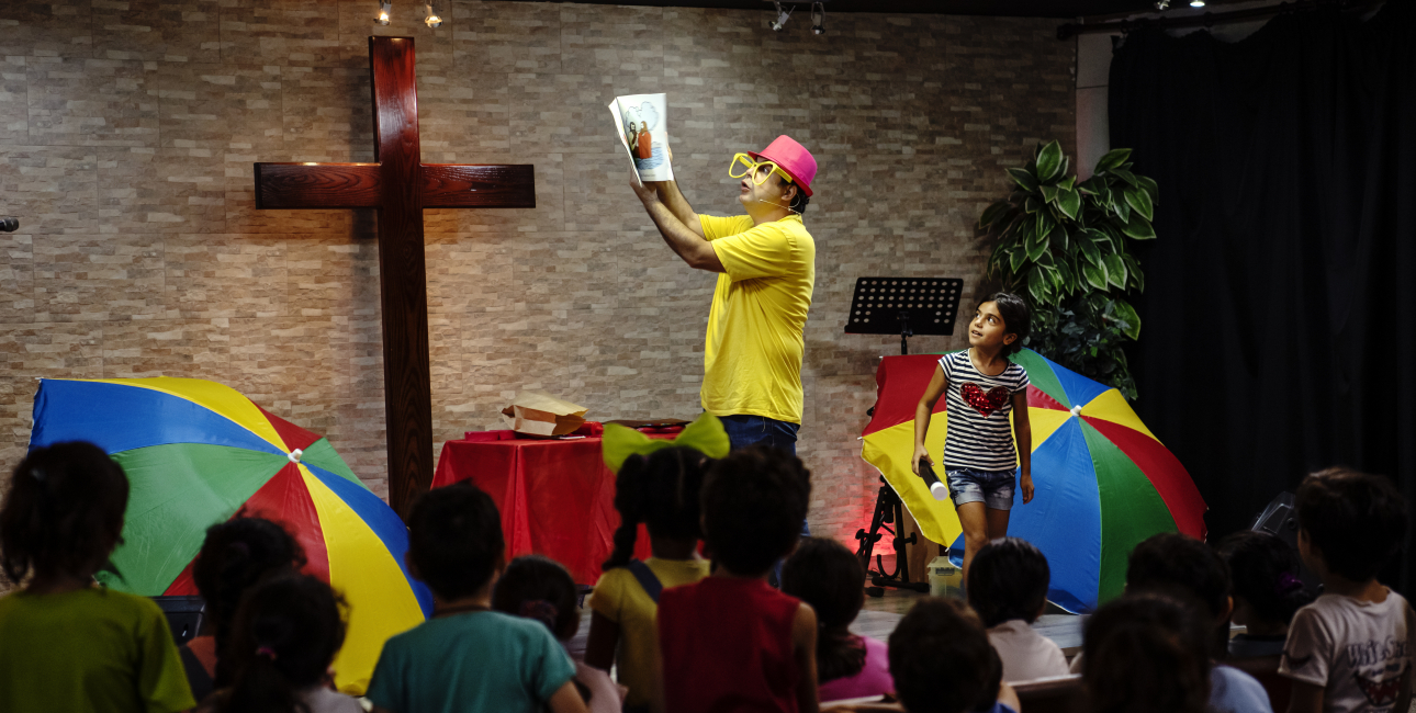 Klovnen Farhan formidler bibelhistorier til flygtningebørn. Foto: les Kaner