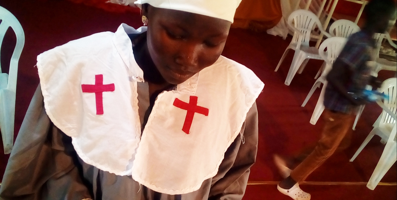 Nonne læser i bibel, Sydsudan. Foto: De Forenede Bibelselskaber