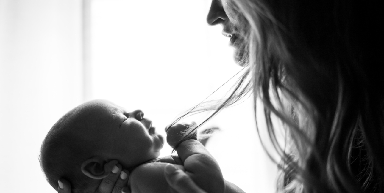 Kvinde med baby. Foto: Unsplash.