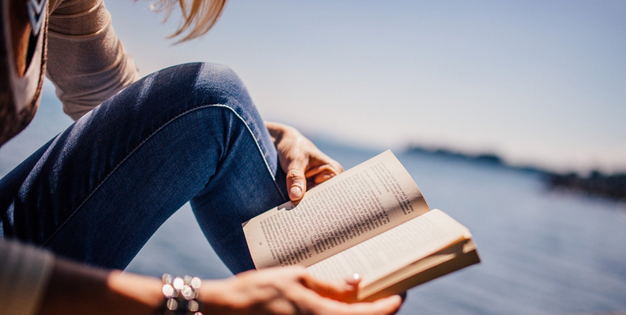 Kvinde læser bog. Foto: Pixabay.