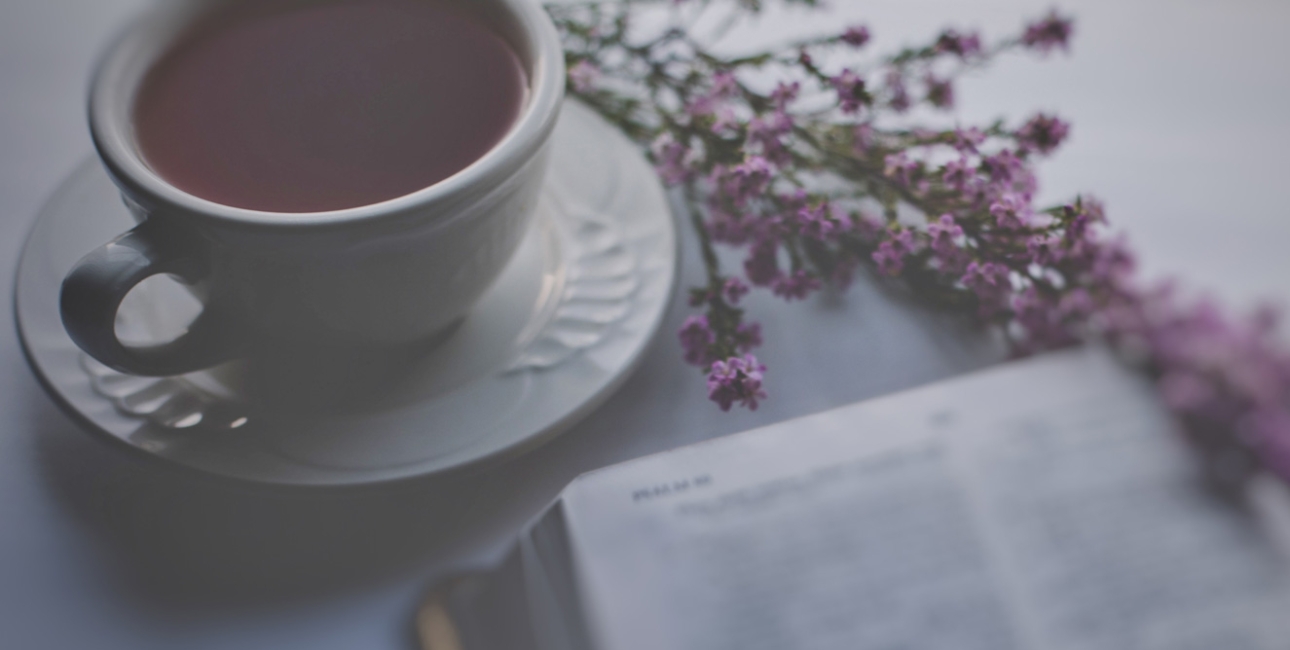 Bibel med blomster og kop. Foto: Unsplash.