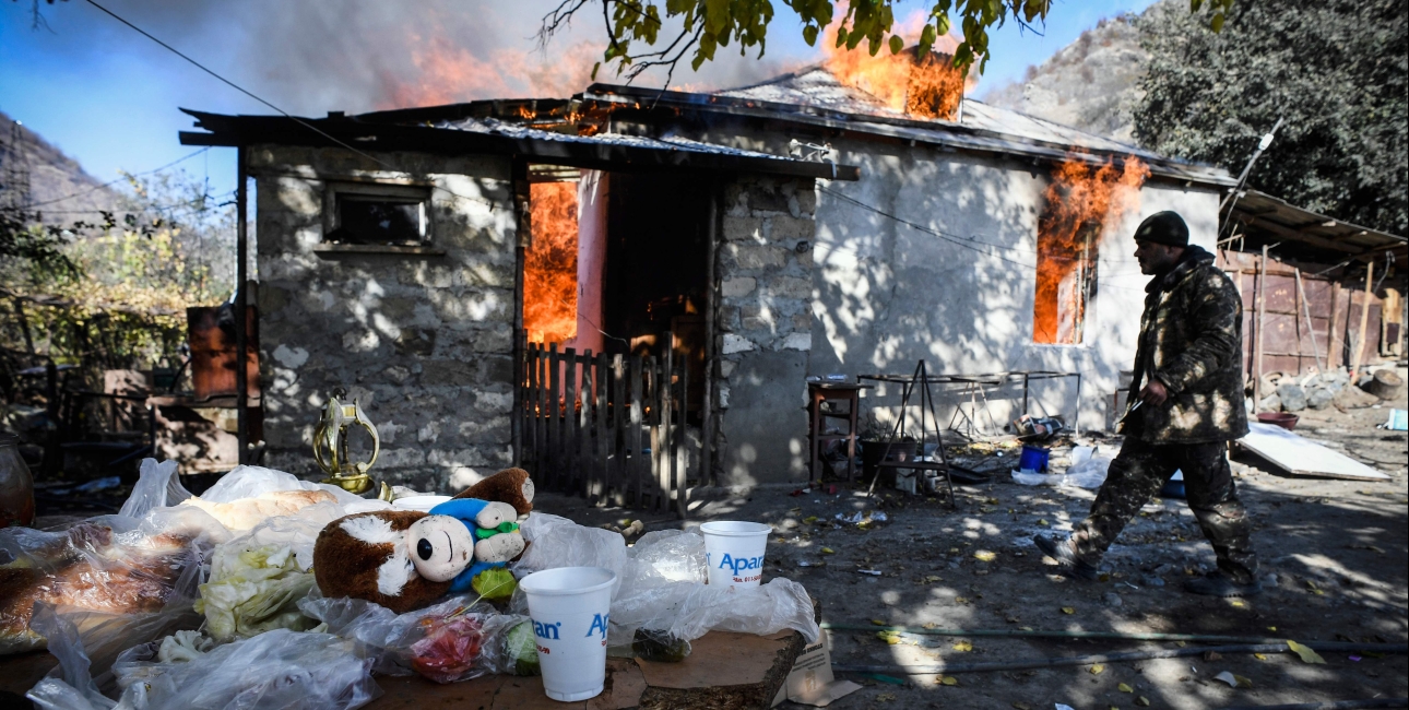 Brændende hus, efter krigen i Nargorno-Karabakh. Foto: Alexander Nemenov/AFP/Ritzau Scanpix