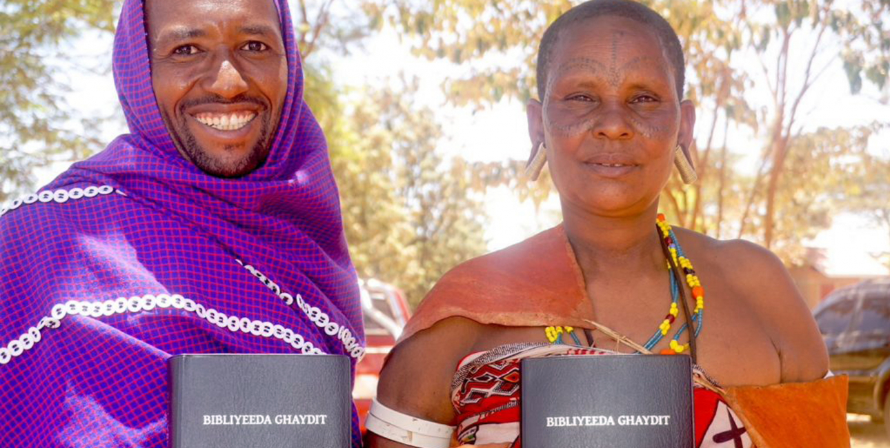 I Tanzania fejrer bror og søster Gidufana Gafufen (til venstre) og Udagayda Mudinangi lanceringen af den første bibel på deres sprog, Datooga. Foto: Andrea Rhodes