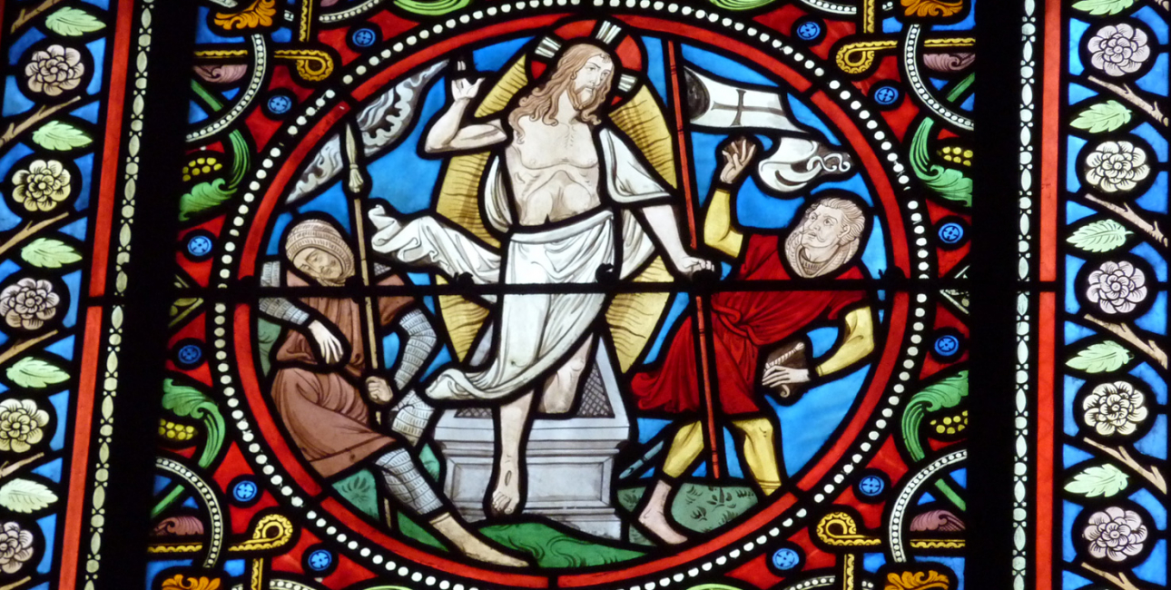 Opstandelsen. Glasmosaik fra Saint-Pierre kirken i Neuilly-sur-Seine. Kilde: Wikimedia Commons.