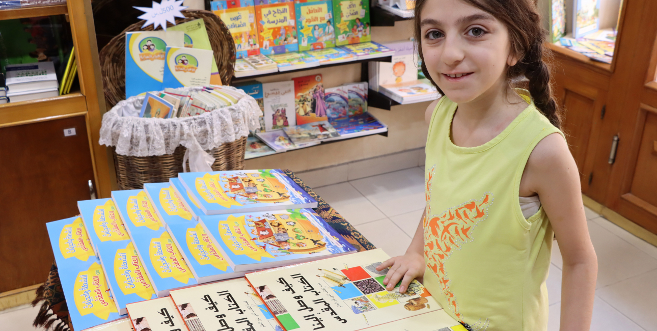 Pige i Bibelbutik Syrien. Foto: Andrea Rhodes