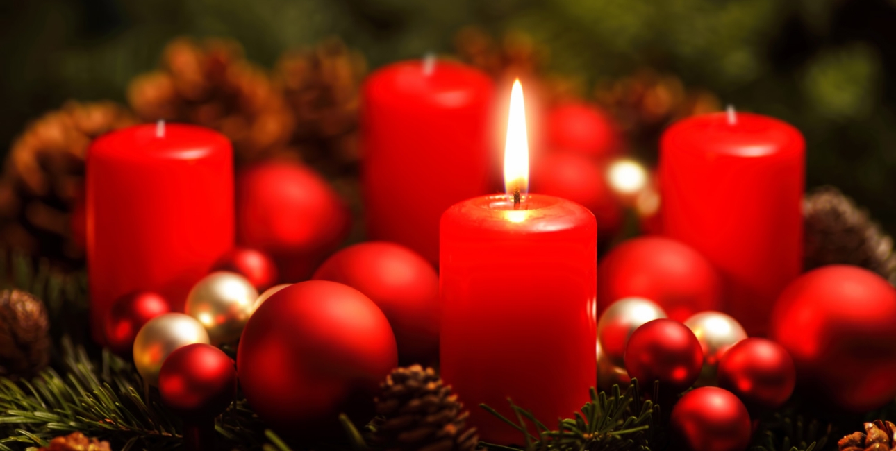 Adventskrans med ét lys tændt. Foto: Shutterstock.