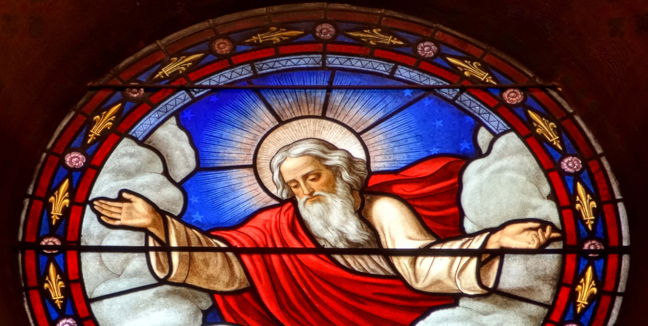 Glasmosaik af Gud. Fra kirken Notre Dame de l'Assomption i Paris-forstaden Verrières-le-Buisson. Kilde: Wikimedia Commons.