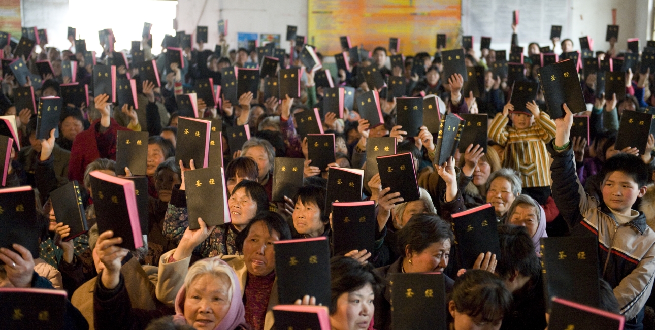 Kinesiske kristne modtager en bibel