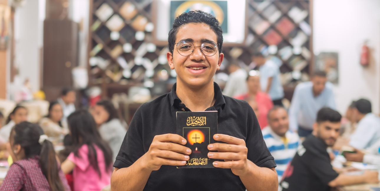 En dreng i Cairo modtager sin egen bibel. Der er i alt uddelt 4135 bibler til børn og unge på kristne skoler i Egypten. Foto: Alex Baker.