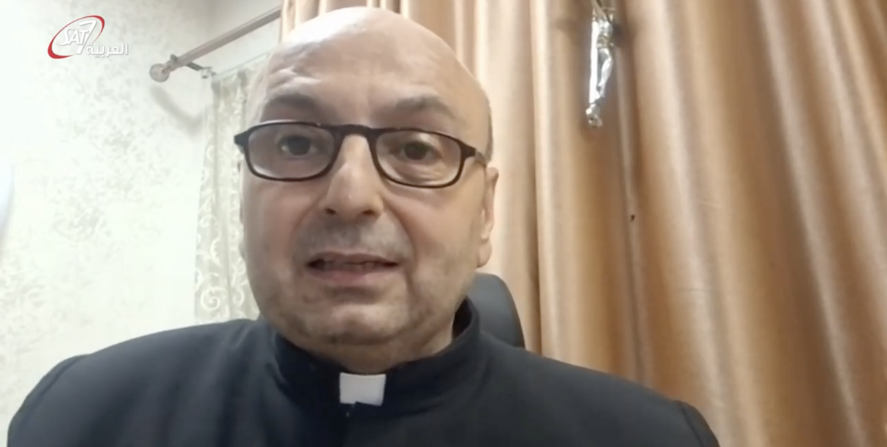 Fader Gabriel Romanelli, der leder Holy Family Church i Gaza, bliver interviewet til SAT-7 tv-udsendelse
