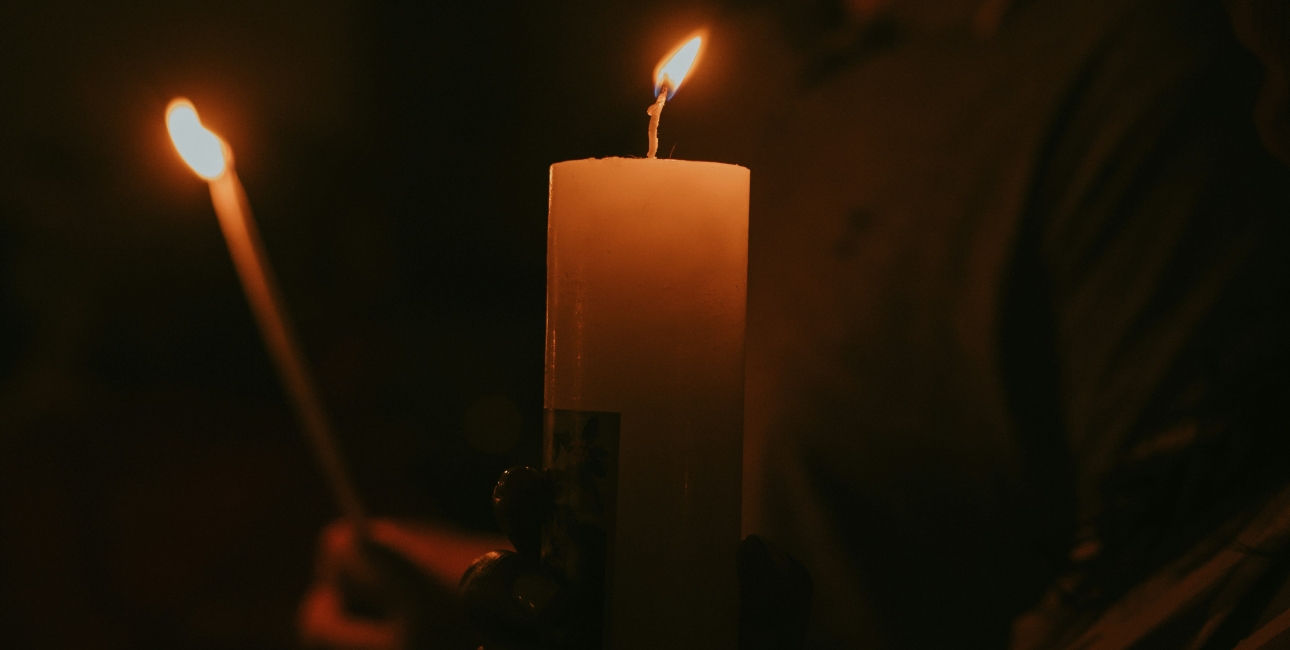 Stearinlys i mørkt rum