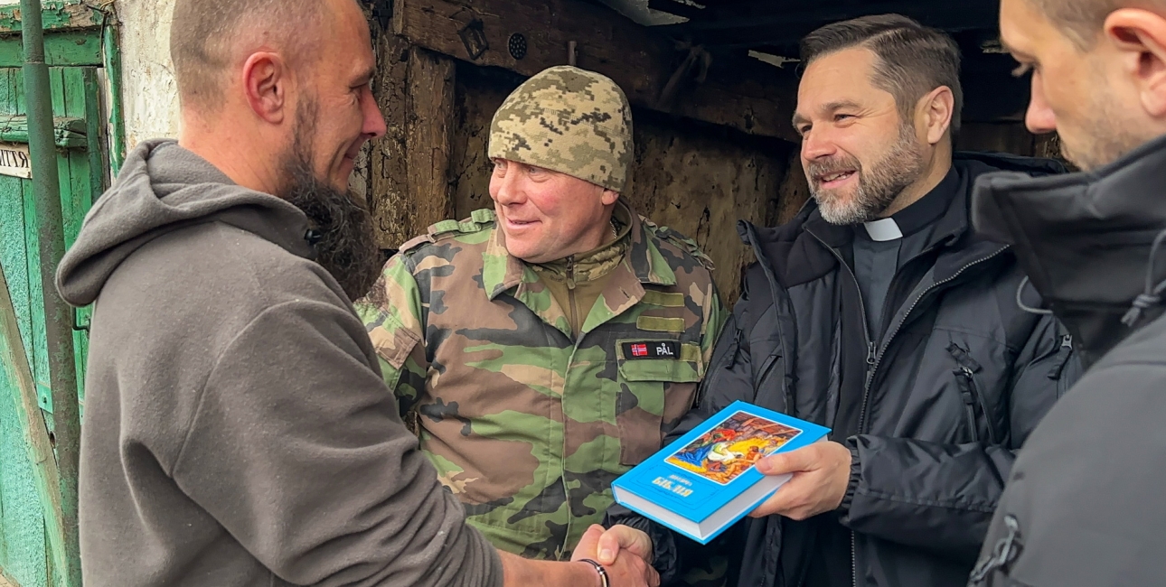 Uddeling af bibler ved fronten i Ukraine. Foto: Oleg Sirotkin.