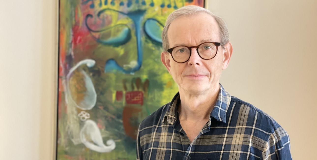 Niels Nymann Eriksen er præst ved Apostelkirken på Vesterbro. I sin bog *Næstekærlighed* fortæller han om at hjælpe mennesker på flugt og lære at give plads, når de ikke længere har brug for hans hjælp. Foto: Carl-Johan Schwenn Madsen. 
