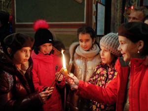 Tænd lys i mørket i Ukraine. Foto: Sergey Dolzhenko/EPA/Ritzau Scanpix.