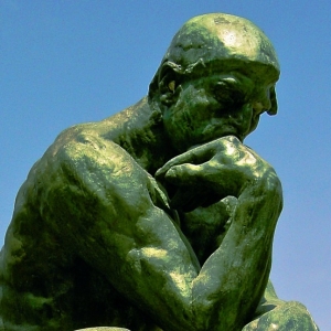 "The Thinker" af Aguste Rodin.