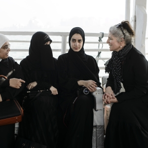 På en båd faldt international chef i Bibelselskabet, Synne Garff, i snak med en muslimsk migrantfamilie fra Jordan. Foto: Les Kaner.
