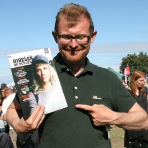 Sebastian Dorset er uddannet journalist og arbejder som stand-up-komiker, foredragsholder og skribent.