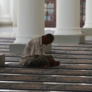 Muslim beder en bøn.