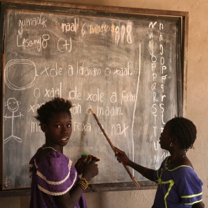 Læsetræning, her i Senegal, støttet af landets bibelselskab. Her ses 2 elever i læseskole i Dagadaoud, Senegal. Foto: Joaquim Dassonville