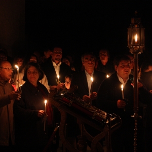 I ortodokse menigheder fejres Jesus' opstandelse med midnatsgudstjeneste påskelørdag. Efter midnat går menigheden i procession udenfor og råber "Kristus er opstanden! - ja, han er sandelig opstanden!" gentagne gange. Foto: Klearchos Kapoutsis, Wikimedia Commons.