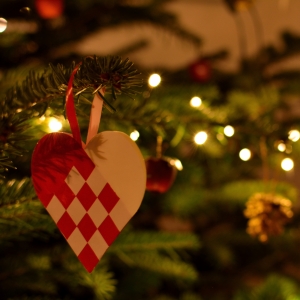 De flettede julehjerter er en gammel, dansk juletradition. Foto: Colourbox."Hjerter er et tegn på kærlighed, og de er en uundværlig del af den danske jul. Om det så skyldes, at de minder os om Jesus’ fødsel eller om kærlighed og familiesammenhold er ikke til at sige. Men der er ingen tvivl om, at julen er hjerternes fest", siger juleinsprektør Jens Ingvordsen fra Den Gamle By. Foto: Colourbox.