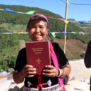Glæden var stor hos de fremmødte, da Wa-folkets bibel blev uddelt. Foto: De Forenede Bibelselskaber.