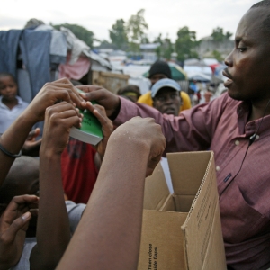 Bibelselskaber over hele verden gør Bibelen tilgængelig gennem nye oversættelser og uddeling af bibler. Her uddeler det haitianske bibelselskab Det Nye Testamente på kreolsk i en flygtningelejr på Haiti. Foto: United Bible Societies.