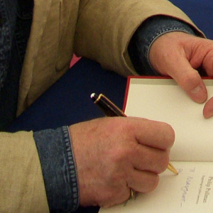 Philip Pullman signerer bøger. Foto. Adrian Hon.