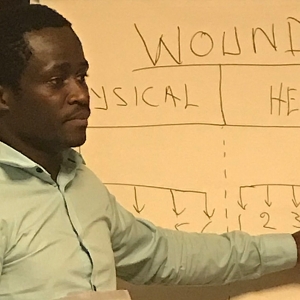 Fiston Mubawa fra DR Congo delte brudstykker af sin traumatiske historie med de andre kursister. Foto: Bibelselskabet