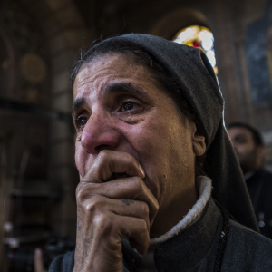 Mange nonner og præster har dybe sår på sjælen efter årevis med krig og terror. De bliver alligevel ved med at hjælpe andre. På billedet er det en nonne i Egypten, som overvældes efter et terrorangreb. Foto: Scanpix.