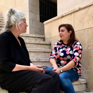 International chef Synne Garff mødte Pauline Ayyad i Betlehem. For ti år siden mistede Pauline sin mand Rami. I dag hjælper hun andre enker med at få livsmodet tilbage. Foto: Maria Dyrlund.