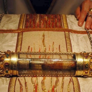 Dette glasrør indeholder angiveligt dråber af Jesus' blod. Det opbevares i 'Det Hellige Blods Basilika' i den belgiske by Brügge. Foto: Wikimedia Commons