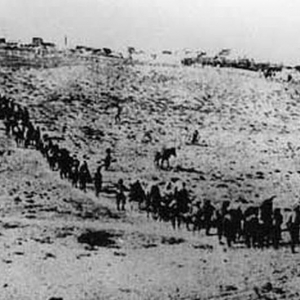 I 1915 deporterede osmannerne det armenske folk til ørkenen. Mange kvinder begik selvmord efter at have taget livet af deres børn for at skåne dem for pinslerne. Foto: Armenian Genocide Museum.