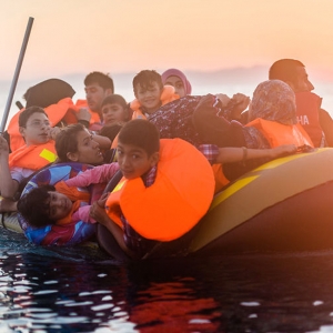 Flygtninge har brug for din hjælp for at komme igennem den svære tilværelse på flugt. Her ses en syrisk familie ankomme til den græske ø, Kos. Foto: Ulrik Pedersen/Scanpix