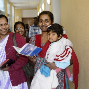 Migrantkvinderne i Qatar arbejder under umenneskelige vilkår. I kirken omsluttes de af fællesskabet, og mange begynder at læse i Bibelen. Foto: Les Kaner