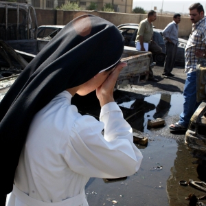 Mange irakiske nonner og præster har dybe sår på sjælen efter årevis med krig og terror. De bliver alligevel ved med at hjælpe andre. På billedet er det en nonne i Baghdad, som overvældes efter et terrorangreb. Foto: Scanpix.