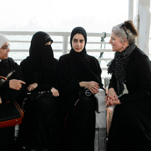 På en båd faldt Bibelselskabets Internationale chef, Synne Garff, i snak med en muslimsk migrantfamilie fra Jordan. Foto: Les Kaner