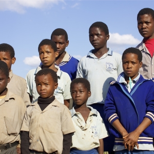 I Swaziland dør 7000 voksne og børn hver år af aids. 125.000 børn er forældreløse som følge af aids. Landet har verdens laveste gennemsnitslevealder: 48,7 år. Disse børn har alle mistet en eller begge forældre. Det hænder, at børn bliver taget ud af skolen, hvis de bliver testet hiv-positive, fordi forældrene frygter mobning og stigmatisering. Sygdommen er et stort tabu i landet. Hiv-ramte børn kan overleve med medicin. Hvis ellers de husker at tage den. Foto: Adam Garff.