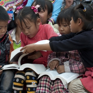 I skolen skal de kinesiske børn lære mandarin allerede fra første klasse. Derefter må de ikke længere tale deres eget sprog i skolen. I kirken og gennem Bibelen fastholder de deres modersmål. Foto: Jared Wong, UBS.