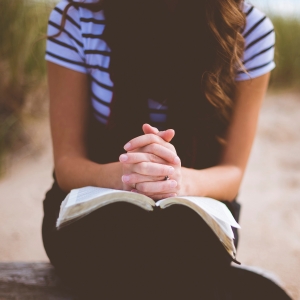Bøn er et centralt emne i både Det Gamle og Det Nye Testamente. Kilde: Unsplash.