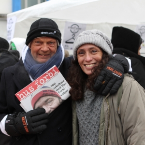 Flere hjemløse tog imod tilbuddet om en bibel, som blev overrakt af Bibelselskabets værtinde Connie Terndrup (th) under en bibeluddeling i vinter. Foto: Jeppe Sloth Carlsen