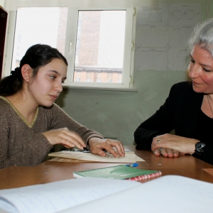 Her sidder Bibelselskabets Internationale chef Synne Garff sammen med en armensk blind pige. Foto: Bibelselskabet. 