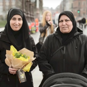 I påsken delte Bibelselskabet påskebuketter ud for at skabe opmærksomhed omkring de syriske børn. Her ses en mor og sin datter med en af buketterne. Foto: Bibelselskabet.