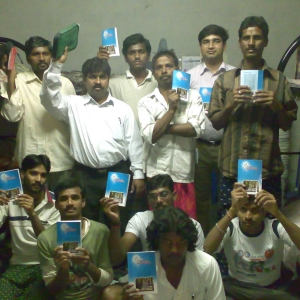 Migrant-arbejder med bibler de har modtaget fra Bibelselskabet i Golf-landene. Foto: Golflandenes Bibelselskab / UBS