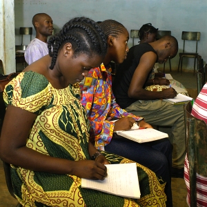Kvinde til læsetræning i Cameroun. Projekt Ester, igangsat i 2007, har hjulpet flere kvinder, igennem undervisning med udgangspunkt i biblen, med at få håbet tilbage. Foto: Dag Smemo / UBS. 