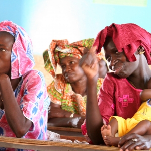 Læsetræningskurserne, hvor analfabeter lærer at læse og skrive ved hjælp af Bibelen, henvender sig ikke mindst til kvinder, der dermed udrustes med almen viden om sundhed mv. Her ses studerende ved et læsetræningskursus i Ngohé presbyterianske kirke, Senegal. Foto: Joaquim Dassonville / USB